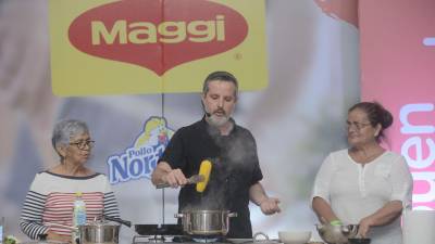 <b><span class=mln_uppercase_mln>invitado DE LUJO.</span></b> El chef mexicano Carlos Leal cautivó a los presentes con su simpatía y con sus geniales recetas de comida callejera mexicana: tostadas de esquites de pollo y gorditas de pollo.