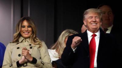 Trump y Melania asistieron a un evento deportivo donde fueron recibidos con aplausos por sus seguidores.