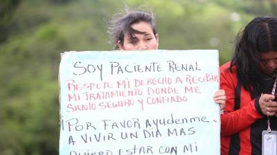 Un grupo de pacientes renales que mantenía bloqueada la carretera cerca de la posta de El Durazno en Tegucigalpa, fueron desalojados por policías.