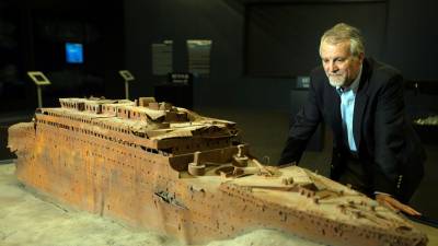 El explorador francés Paul-Henry Nargeolet, el empresario paquistaní Shahzada Dawood y su hijo Suleman, así como el explorador británico Hamish Harding, viajaban en el submarino turístico que desapareció el domingo en el océano Atlántico cuando se sumergía para ver los restos del Titanic.