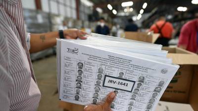 Los salvadoreños también eligirán 60 diputados en vez de los 84 de ahora tras una reforma electoral.