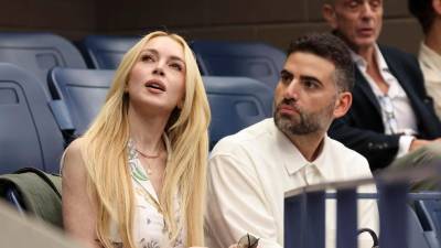 Lindsay Lohan fue captada arribando al aeropuerto de Nueva York con su esposo y su hijo.