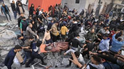 Una menor es rescatada de entre los escombros tras un bombardeo en el sur de Gaza.