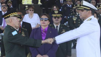 El general del Ejército Roosevelt Hernández Aguilar -izquierda- asumió el miércoles como jefe del Estado Mayor Conjunto de las Fuerzas Armadas de Honduras, en relevo del vicealmirante José Jorge Fortín.