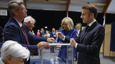 El presidente de Francia, Emmanuel Macron, ejerce su voto en la segunda vuelta de las legislativas este domingo en Francia.