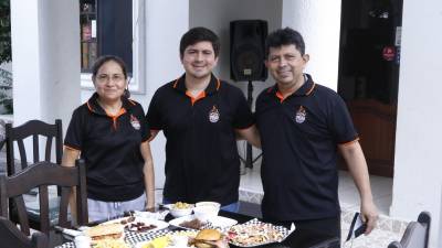 Familia Delcid en su negocio de carnes ahumadas.