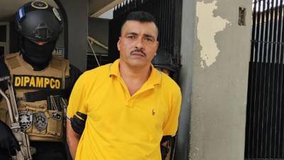 Isaac Gajeda Morales es custodiado por un agente de la Dipampco.