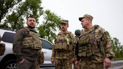 El presidente de Ucrania, Volodimir Zelenski, visitó la zona de combate en el Donbás para dar ánimo a las tropas ucranianas.