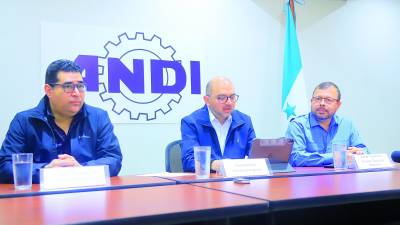 Fernando García, presidente ejecutivo, Fuad Handal, presidente regional y César Tielemans, director ejecutivo de la Andi. Foto: M. Cubas.