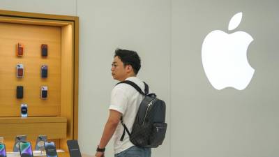 Un hombre camina en una tienda Apple en un centro comercial en Beijing, China, 07 de septiembre de 2023.