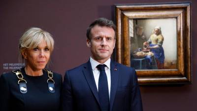 Macron, junto a su esposa Brigitte, durante una visita a un museo en Países Bajos, donde realiza una gira diplomática.