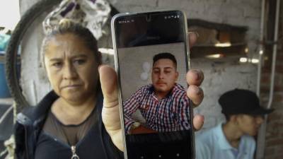 Laura Zalazar llora mientras espera la notificación oficial de que su hijo Álvaro Enrique Ojeda Zalazar se encuentra entre los 53 migrantes.