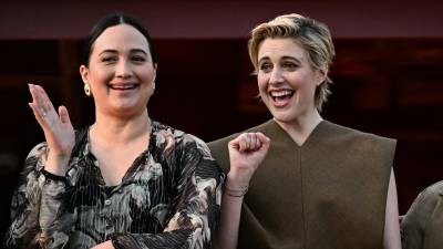 La actriz estadounidense y miembro del jurado del 77º Festival de Cine de Cannes Lily Gladstone y la directora estadounidense y presidenta del jurado del 77º Festival de Cine de Cannes, Greta Gerwig, saludan durante una cena con otros miembros del jurado en el Hotel Grand Hyatt Cannes Martínez, en vísperas de la ceremonia inaugural de la 77.ª edición del Festival de Cine de Cannes en Cannes, sur de Francia.