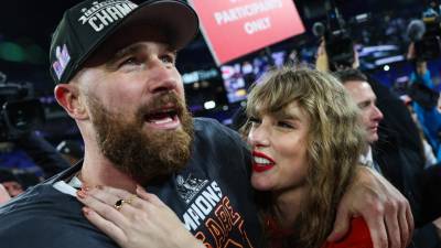 Tras el triunfo, Taylor Swift bajó al césped para felicitar a Travis Kelce con un beso y un largo abrazo.