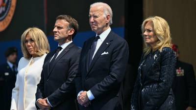 Biden y Macron rindieron homenaje a los caídos en el desembarco de Normandía el jueves en Omaha Beach.