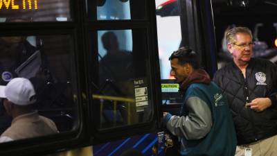Grupos de migrantes son trasladados en autobuses a refugios en Nueva York tras llegar desde el sur del país.