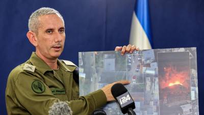 El portavoz del Ejército israelí, Daniel Hagari, en una conferencia de prensa tras el bombardeo del hospital en Gaza.