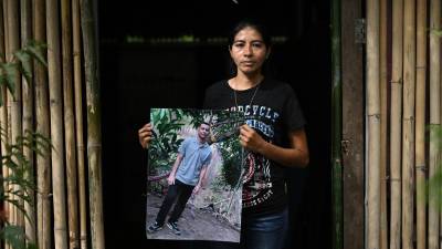 Sandra Hernández muestra una imagen de su esposo, Jose Dimas Medrano, quien murió en prisión tras ser detenido.