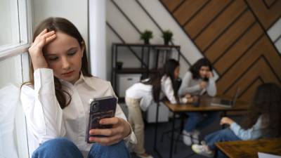 En la mayoría de los territorios, el <b>acoso cibernético </b>alcanza su punto culminante a los 11 años para los niños y a los 13 para las niñas.