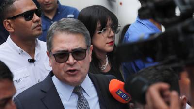 Este miércoles comenzó la audiencia inicial en el marco del expediente judicial conocido como Pandora II contra el expresidente Juan Orlando Hernández, quien fue indultado y es acusado por los delitos de fraude y lavado de activos.