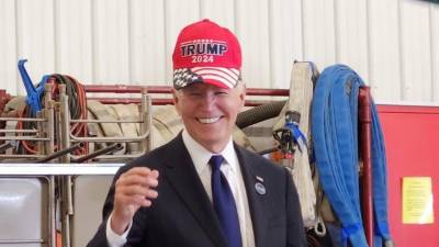 La gorra también estaba adornada con una bandera de EE.UU.