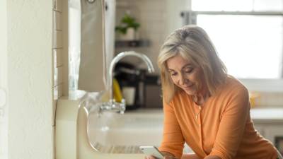 8 de cada 10 adultos mayores están conectados a internet diariamente