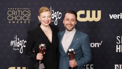 Sarah Snook, mejor actriz de drama por la serie “Succession,” y Kieran Culkin, ganó el mejor actor en drama por la misma serie.