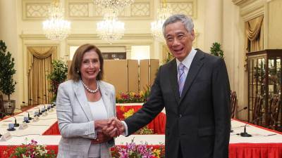 Pelosi inició una gira por Asia reuniéndose en Singapur con el primer ministro Lee Hsien Loong, en un viaje que la podría llevar a Taiwán.