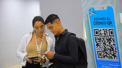 <b><span class=mln_uppercase_mln>Acción.</span></b> Los viajeros llenan a última hora la declaración.