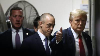 Trump llegó acompañado por su equipo de abogados a la corte de Nueva York este jueves.