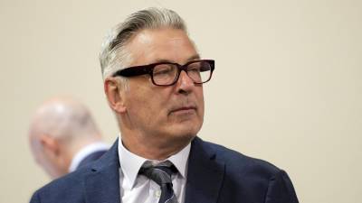 El actor estadounidense Alec Baldwin asiste a su juicio por homicidio involuntario en el Tribunal de Distrito del Condado de Santa Fe, Santa Fe, Nuevo México, este jueves 11 de julio.