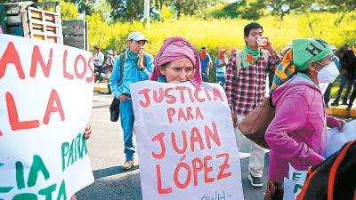 <b><span class=mln_uppercase_mln>Medida.</span></b> Con pancartas protestan frente al Palacio de Justicia.