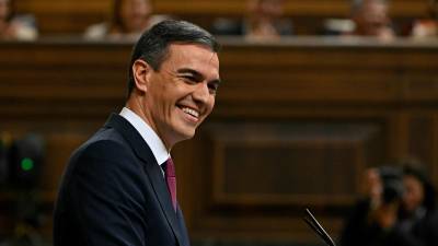 El jefe de gobierno español, Pedro Sánchez, fue reelegido para un tercer mandato.
