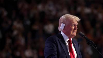 Trump continúa utilizando un vendaje en su oreja tras ser herido en un intento de asesinato hace una semana.