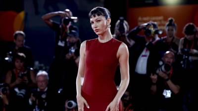 La actriz española Úrsula Corberó llega al estreno de 'El Jockey (Kill The Jockey)' en el 81 ° Festival Internacional de Cine de Venecia, en Venecia, Italia.