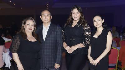 Parejas, familias y grupos de amigos asistieron el pasado jueves 5 de marzo al concierto que ofrecieron Los Iracundos, y el invitado especial de la noche, Germaín de la Fuente, en el Colegio de Ingenieros Civiles de San Pedro Sula.