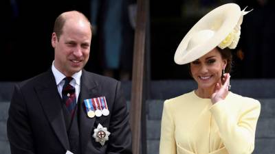 El príncipe Guillermo, duque de Cambridge de Gran Bretaña, y la duquesa de Cambridge, Catalina, de Gran Bretaña, salen al final del Servicio Nacional de Acción de Gracias por el reinado de la Reina en la Catedral de San Pablo en Londres.