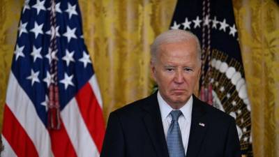 El presidente de Estados Unidos, Joe Biden, observa durante una ceremonia de la Medalla de Honor en el Salón Este de la Casa Blanca en Washington.