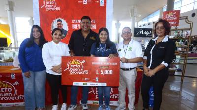 Grisell Rojas (Z Gas), Jennifer Ordóñez y Carlos Corea (concursantes), Aracely Díaz (Buen Provecho), Saúl Archaga (Elmgo) y María Isabel Sosa (Black &amp; Decker).