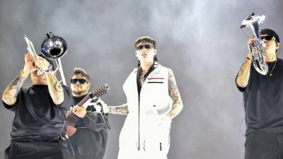 El cantante mexicano Peso Pluma durante su actuación en el Festival de Coachella.