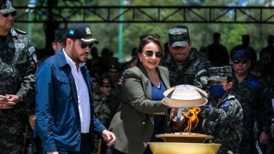 Fotografía muestra a la presidenta de la República, Xiomara Castro, junto al ministro de Defensa, José Manuel Zelaya Rosales.