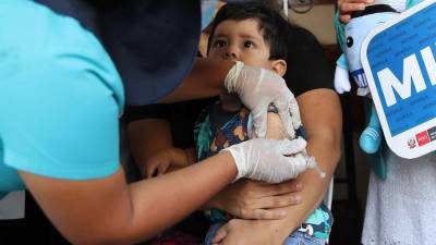 Fotografía de archivo de un niño recibe una vacuna contra el sarampión, en Lima (Perú).