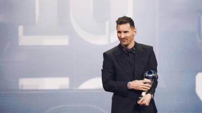 El argentino Lionel Messi sostiene su trofeo después de ganar el premio al mejor jugador del año de la FIFA 2022 en una ceremonia en París, Francia, el 27 de febrero de 2023. Messi, de 35 años, ganó el premio poco más de dos meses después de liderar su país a la victoria en la Copa del Mundo de Qatar 2022, torneo donde fue nombrado el jugador más destacado.