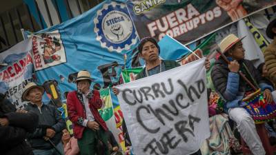 Pese a incidentes violentos y amenazas de represión en algunas carreteras, hoy en Ciudad de Guatemala indígenas mantienen protestas. EFE/ David Toro