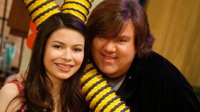 Dan Schneider produjo la popular serie iCarly, aquí con la protagonista Miranda Cosgrove.