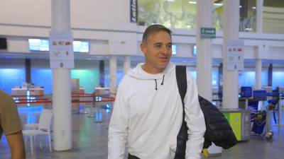 Hernán “Tota” Medina en su llegada al aeropuerto Ramón Villeda Morales.