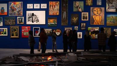 Las obras de más de 100 artistas de Gaza se exhiben en el Museo Palestino de Cisjordania.