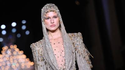 Zuhair Murad fue sinónimo de bordados intrincados. Una modelo presenta una de sus creaciones durante la Semana de la Moda de Alta Costura Femenina Primavera/Verano 2024 en París.