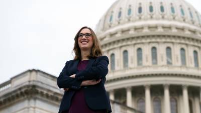 La representante electa de EE. UU. Sarah McBride posa durante una sesión fotográfica con los recién elegidos miembros de la Cámara de Representantes de EE. UU. en las escaleras del Capitolio.