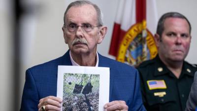 El sheriff Ric Bradshaw muestra una foto de los elementos que se encontraron junto a la valla del campo de golf perteneciente al expresidente Donald Trump en Palm Beach (Florida).